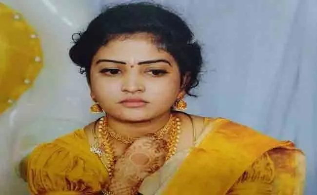 Beautician Missing Mystery In karimnagar - Sakshi