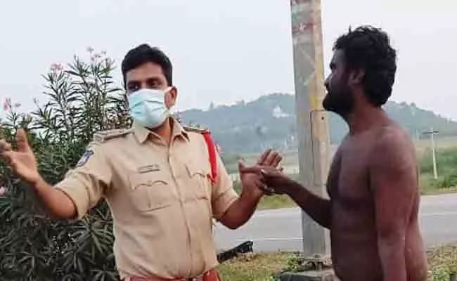 Cop Nagaraju Shows His Humanity On Man In Nalgonda - Sakshi