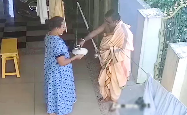 Thefts While Begging In Disguise As Siddhanti - Sakshi