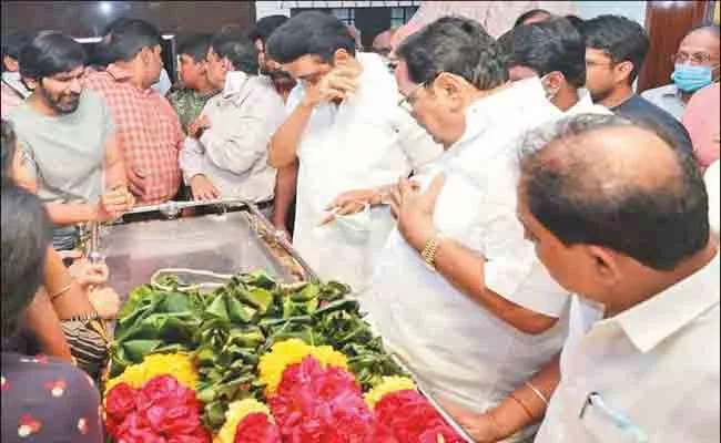 Chennai: Karunanidhis personal secretary passes away - Sakshi