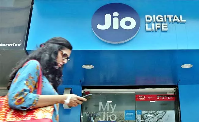 Jio Announced Happy New Year Offer On Rs 2545 Prepaid Recharge Plan - Sakshi
