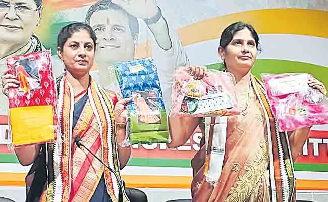 Congress Women Leaders Send Sarees To TRS Ministers Paddy Issue - Sakshi