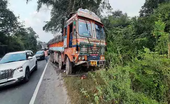 Two Deceased, 3 hurt in Road Accident Near Tirupati - Sakshi