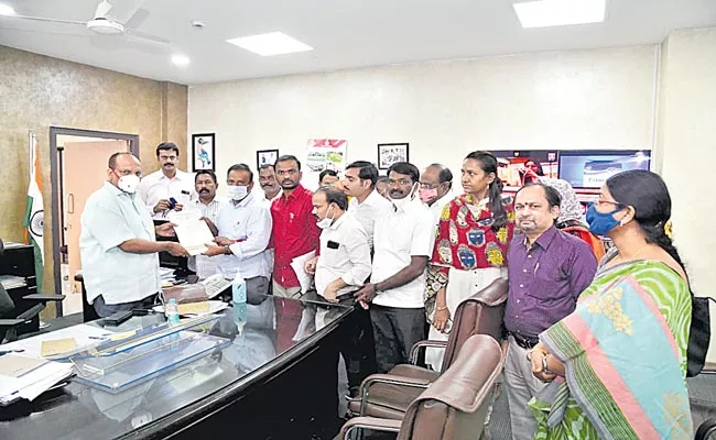 Telangana Revenue Staffers Seek Transfer Options - Sakshi