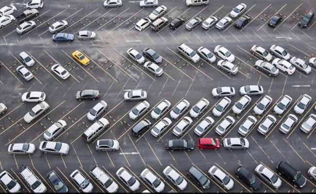 Kerala High Court Says Malls Dont Have Right Collect Parking Fees  - Sakshi