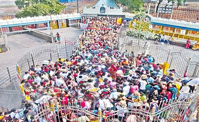 50 Thousand Devotees Visited Medaram Jatara On Sunday - Sakshi