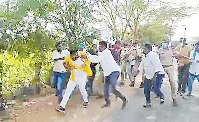 Telangana BJP MP Arvind Dharmapuri Alleges Attack By TRS Men - Sakshi