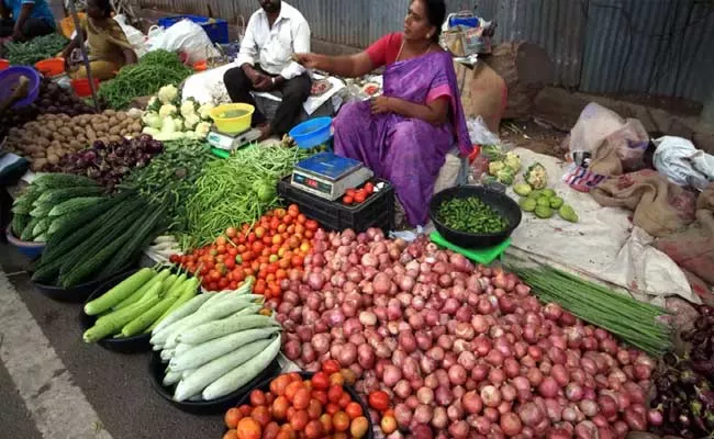 Economic Survey 2022 Explains Why Onions And Tomatoes Go Through Massive Price Spikes - Sakshi