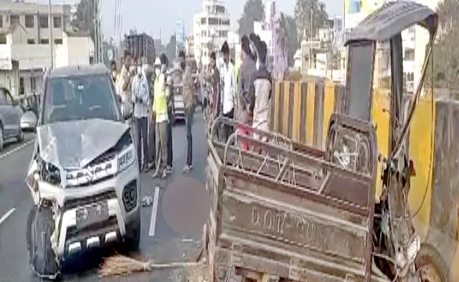 Car Accident At Benz Circle In Vijayawada - Sakshi