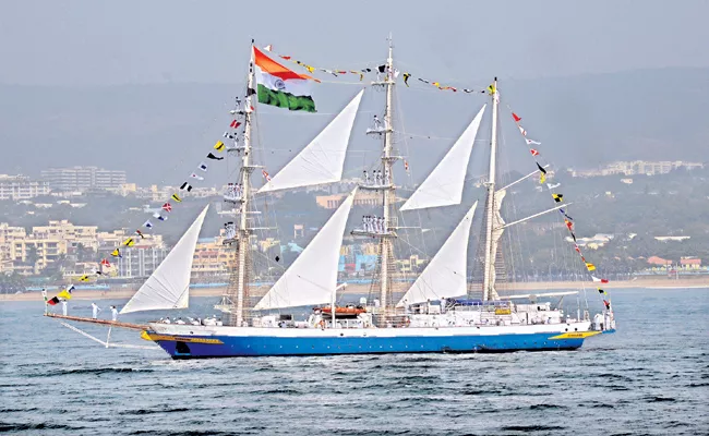 President Ramnath Kovind Reviewed Indian Navy Stunts - Sakshi