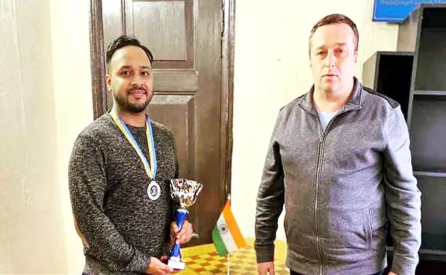 Indian Chess Player Anwesh Upadhyaya Stuck Ukraine Says Situation Scares - Sakshi