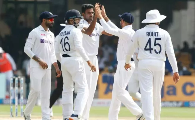 India beat Sri Lanka by 238 runs IN Pink Ball Test - Sakshi