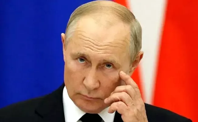 Russian President Vladimir Scared Someone Might Poison Him - Sakshi