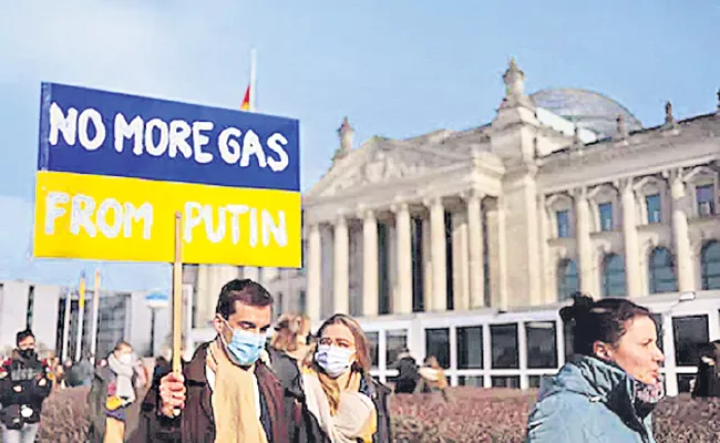 Russia-Ukraine war: US and EU have agreed a deal for the US to supply liquified natural gas - Sakshi