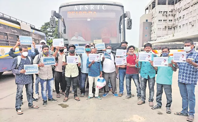 Srikakulam district youths cheated with fake and tourist visas - Sakshi