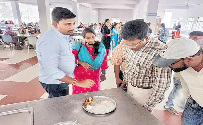 Basara IIIT College Students Identify Spider In Mess Meal In Nirmal District - Sakshi