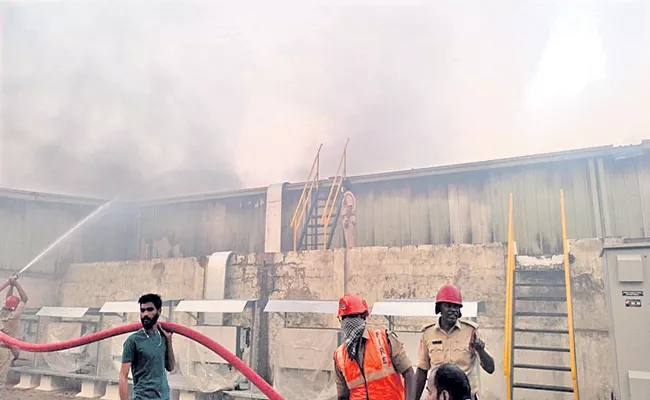 Massive fire accident at Loyal Textiles - Sakshi