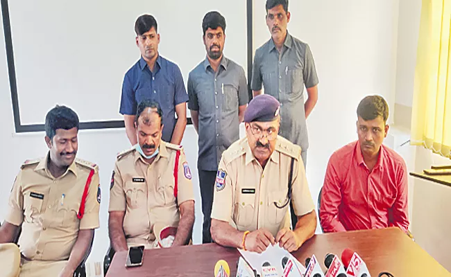 Miyapur Police Arrested Man For Selling Gun - Sakshi
