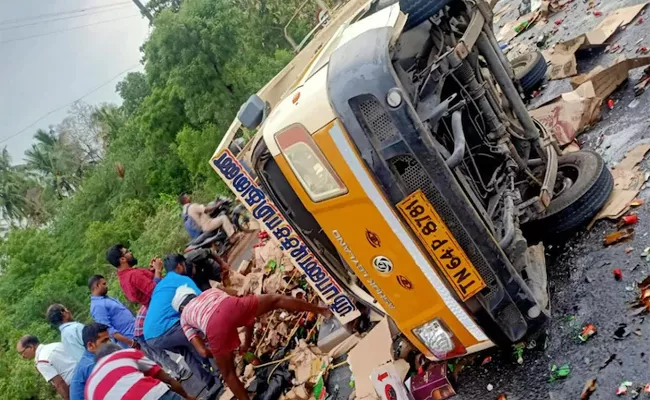 Vehicle Carrying Liquor Worth Rs 10 Lakh Toppled On Highway In Madurai - Sakshi