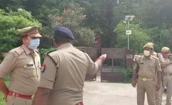  Maharashtra Man Assassinated By His Wife Couldnt Drape Saree - Sakshi