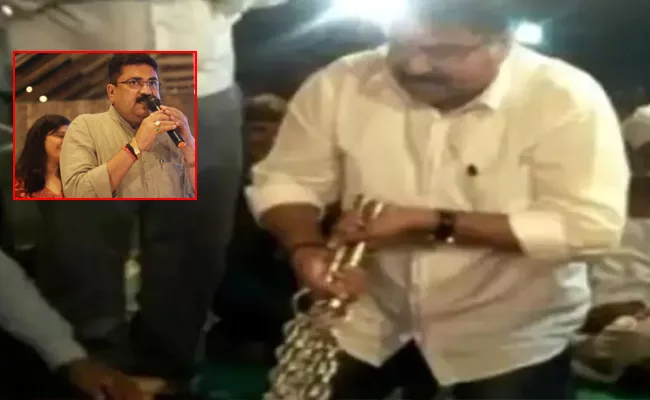 BJP minister whips self with chains at religious meet - Sakshi