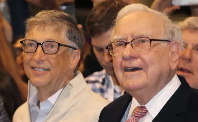 Bill Gates Said That it moved me to tears For Warren Buffett Help - Sakshi