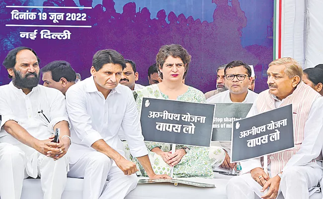 Agnipath Scheme: Congress Party holds Satyagraha at Delhi Jantar Mantar - Sakshi