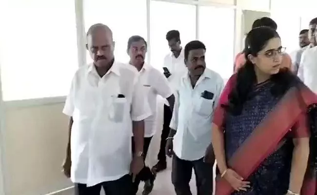 MLA Srinivas Slaps The Principal Of Nalwadi Krishnaraja College - Sakshi