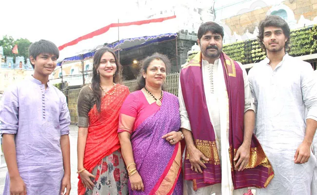 Actor Srikanth Visits Tirumala Temple With His Family - Sakshi
