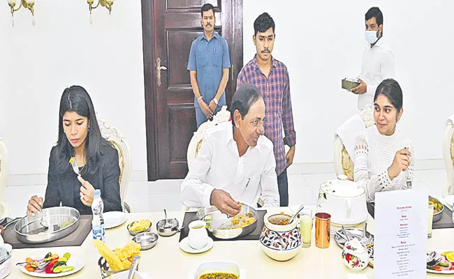 Telangana CM KCR Had Lunch With Nikhat Zareen And Isha Richly Honored - Sakshi