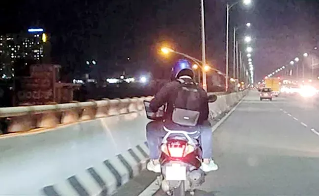 Bengaluru Man Spotted Working On Laptop While Riding A Bike - Sakshi