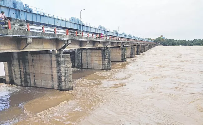 CM Jagan Comments Godavari floods Heavy Rains Andhra Pradesh - Sakshi