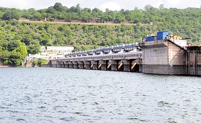 2 Lakh Cusecs Water Flow into Sri Sailam project - Sakshi