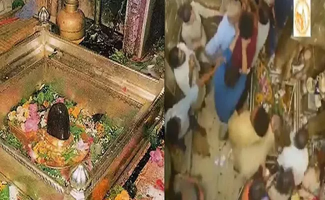 Temple staff And Devotees fighting In Kashi Vishwanath Temple - Sakshi