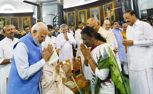 PM Modi Amit Shah Extend Wishes To Droupadi Murmus At Swearing Ceremony - Sakshi