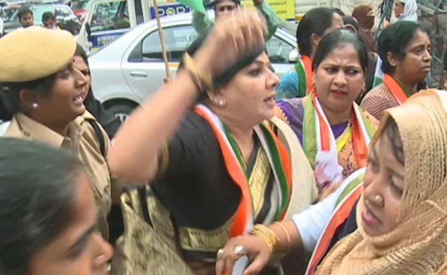 Women Congress Leaders Protest Against Gas Cylinder Prices - Sakshi