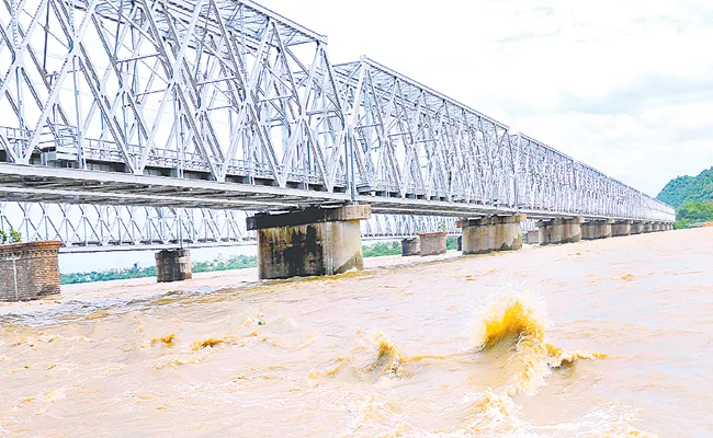 14,000 cusecs of water flowed from Gotta Barrage into sea - Sakshi