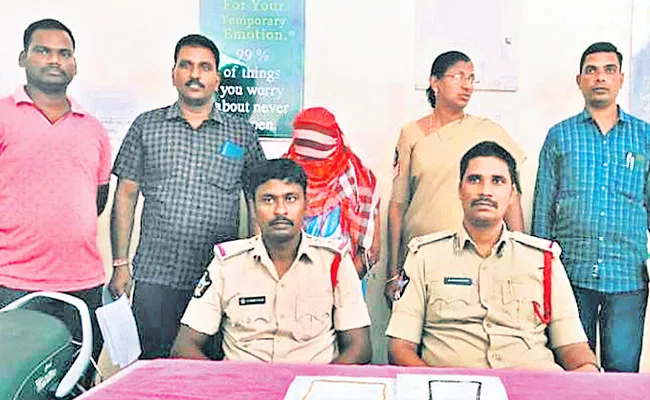 Lady Chain Snatcher Vaccination Nallapadu Police Arrest Woman Gunturu - Sakshi