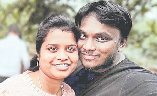 Wife And Husband Died In Road Accident - Sakshi