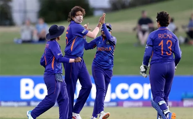 Goswami becomes leading wicket tacker Against England Team In England - Sakshi