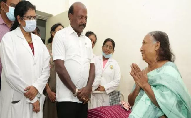Health Minister M Subramanian Meets Actress Jayakumari in Hospital - Sakshi