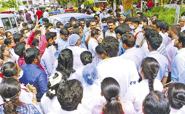 Nalgonda: 3 Patients Died In Last 10 Days, Angry Relatives Attack Doctors - Sakshi