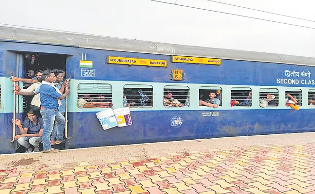 Telangana: Passengers Struggle For Book Train Tickets For Kashi - Sakshi