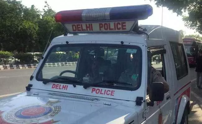 2 Delhi Cops Arrested For Kidnapping Sales Tax Agent Demand Money - Sakshi