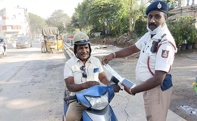 Bengaluru Traffic Police Fined Another Policeman Wearing Half Helmet  - Sakshi