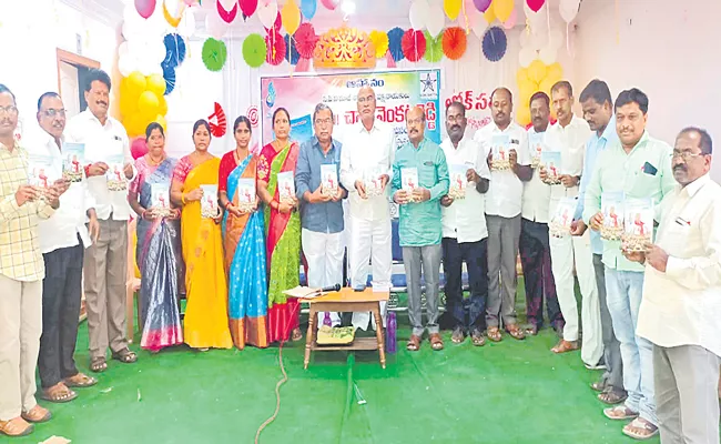 Assembly Sakshiga Naa Poratam Book Launched By Chada Venkat Reddy