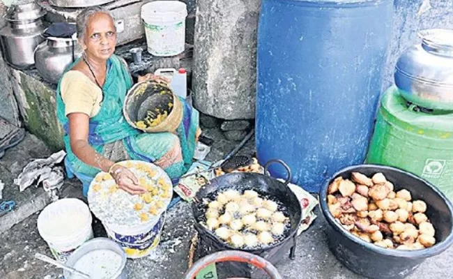 Andhra Pradesh: BA Graduate Women Doing Roadside Bajji Shop For Living - Sakshi