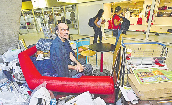 Iranian who inspired The Terminal film dies at Paris airport - Sakshi