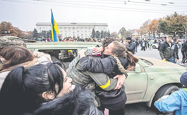  PREVIEW 1:37 Ukrainians In Kherson Celebrate As Russian Troops Leave Kherson - Sakshi
