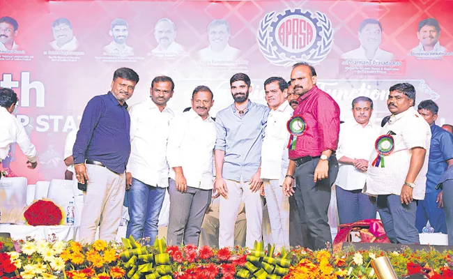 Telangana Revenue Trade Unions Leaders Praises CM Jagan - Sakshi